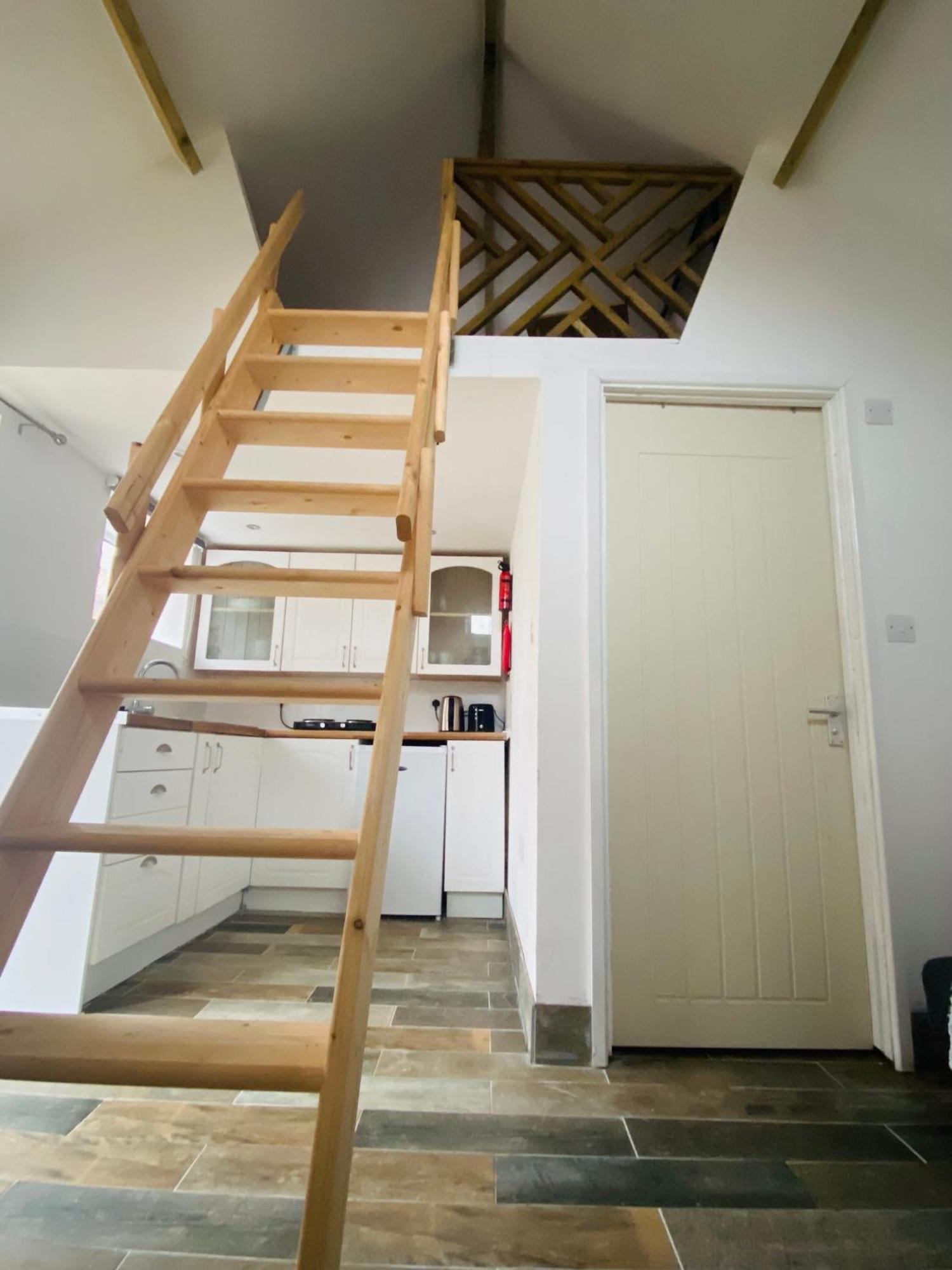 Cosy Cart Shed Hotel Ившам Екстериор снимка